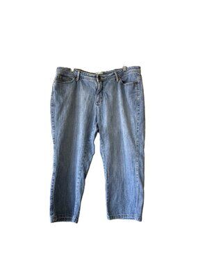 Lee Women's Capri Jeans Size 18WM Light Wash Lower On The Waist